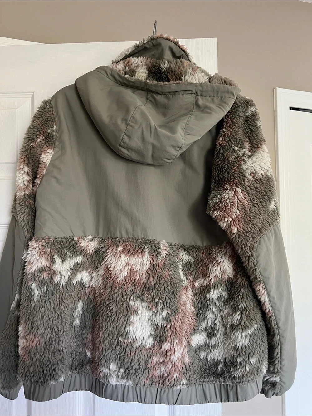 Patagonia Olive Green, Pink and Cream Fleece Pullover Jacket - Picture 3 of 6